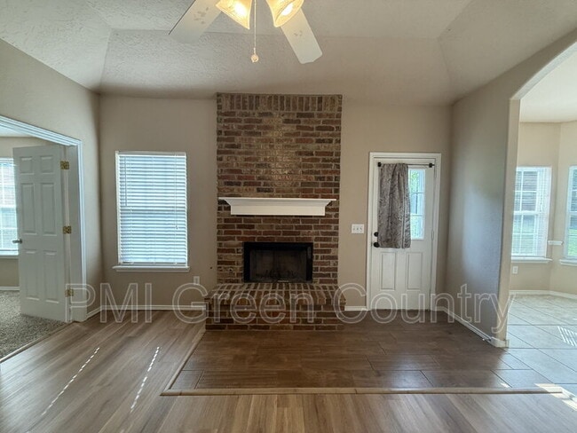 Building Photo - 8322 S Murphree Dr