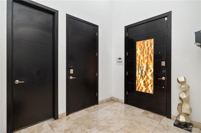 Building Photo - 21 Sycamore Ave