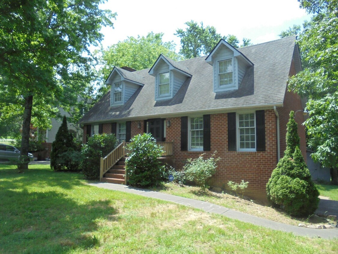 Foto principal - Abington-Spacious Cape Cod Style House Wit...