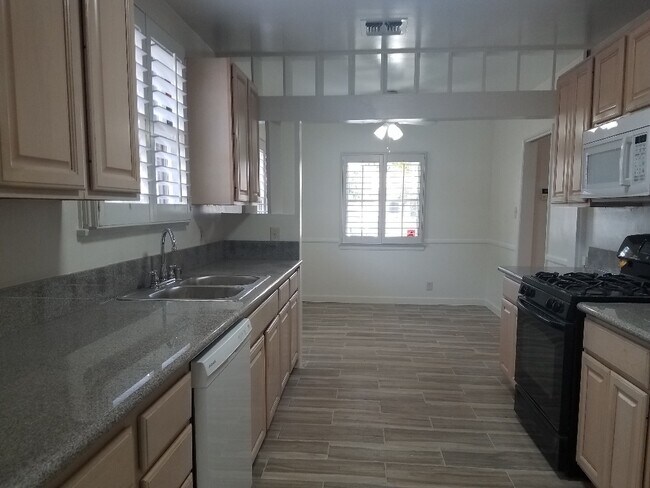 Building Photo - 6929 Encino Ave