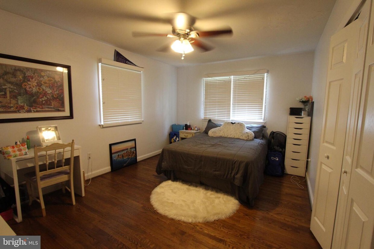 Foto principal - 6251 Woodfair Dr