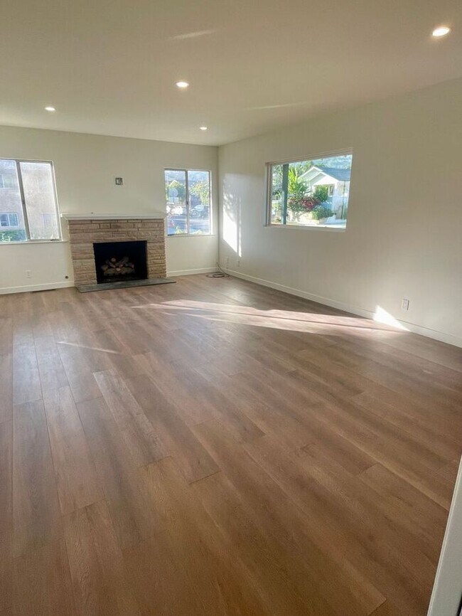 Building Photo - Updated Two Bedroom Home - Available October