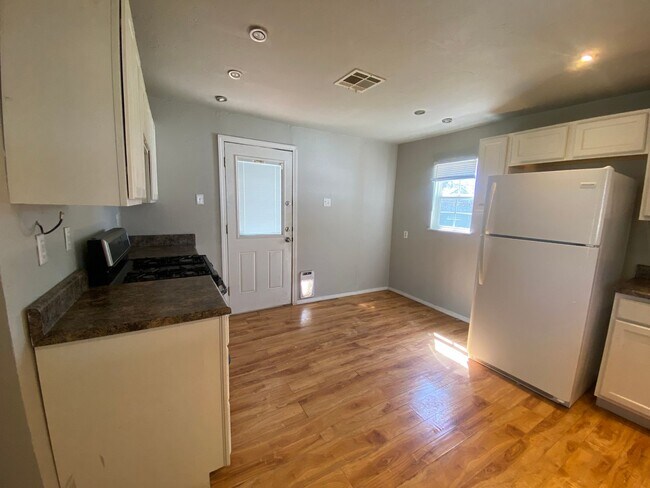 Building Photo - 3 Bedroom House Available in Midwest City