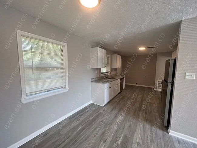 Foto del edificio - 7012 Yarberry Ln