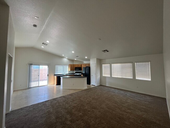 Building Photo - 2 Bed 1 Den 2 bath single story