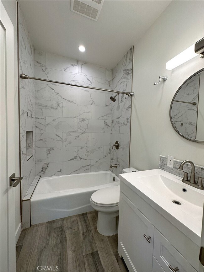 Foto del edificio - 7052 Whitaker Ave