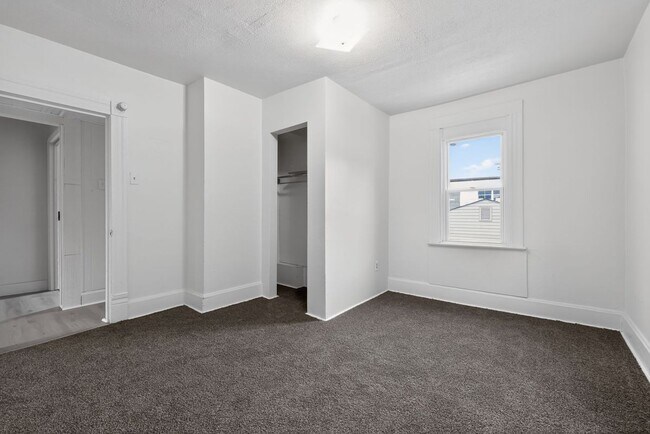 Building Photo - 405 Main St