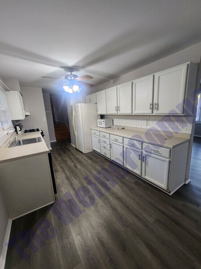 Foto del edificio - 4 Bedroom 2 bath House Available August 1st!