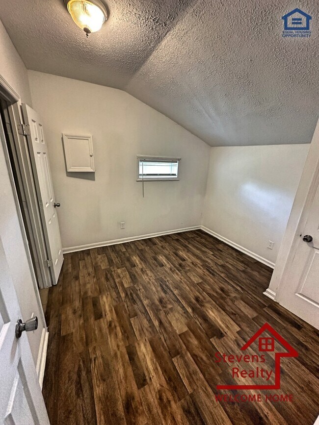 Foto del edificio - 142 N Russell St