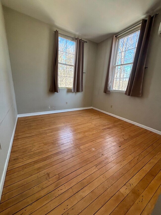 Building Photo - 16 Oak St