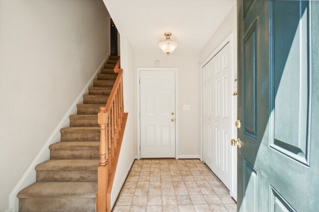 Building Photo - Stunning end-unit townhouse in the highly ...
