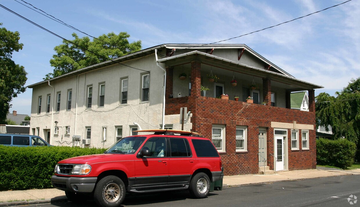 Primary Photo - 403 Maple St