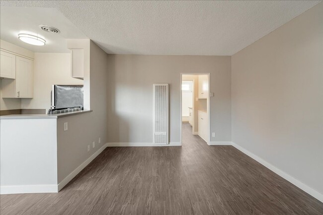 Building Photo - Beautiful Mar Vista Apartment!