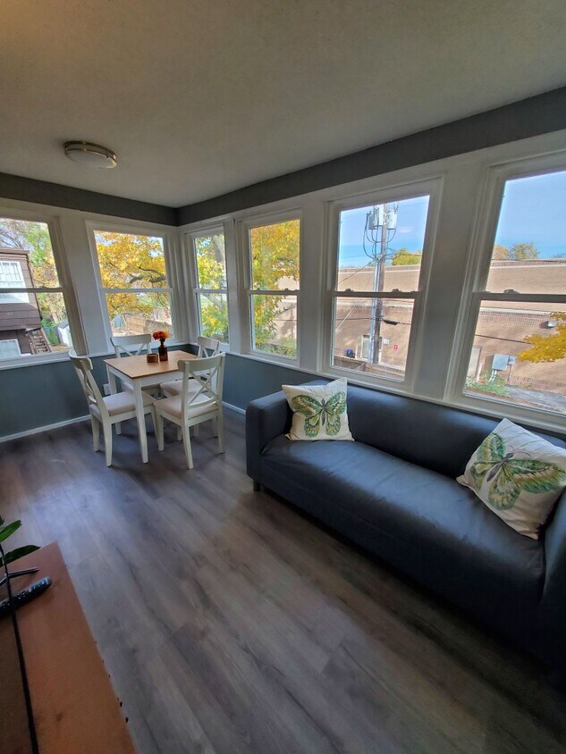 Tons of natural light in this incredibly large 2 bedroom apartment - 4625 Harrison St