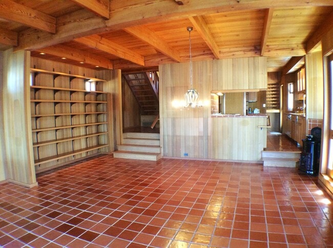 Building Photo - Beautiful Lake Union Floating Home