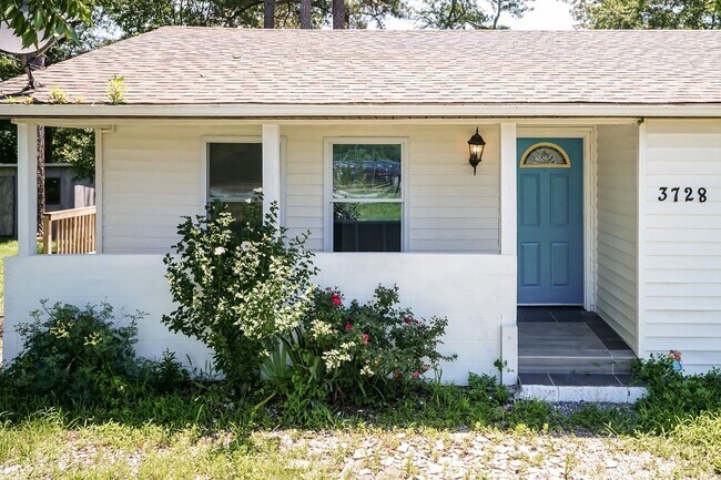 Building Photo - Three Bedroom Home!
