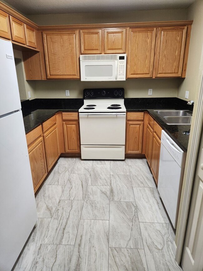 Building Photo - Lovely Kingsmill Condo!