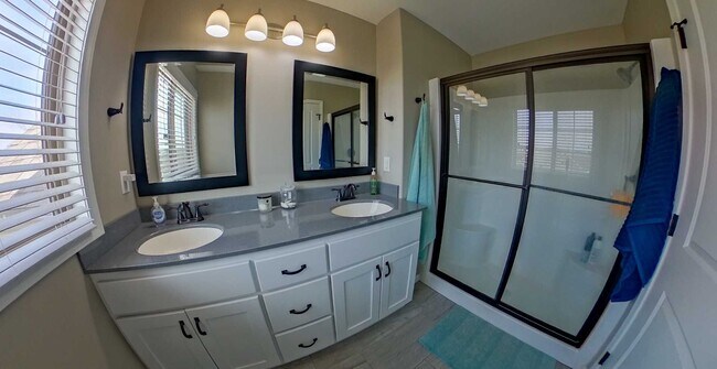 Foto del edificio - 3D Tour Available - West Side + Fenced-in Yard + Attached 2-Car Garage + Washer-Dryer Included! A...