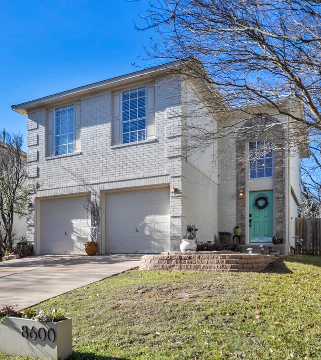 Dos pisos de casa renovada - 8600 Bisbee Ct