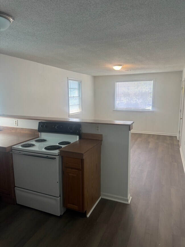 Building Photo - 516 S Hennessey St