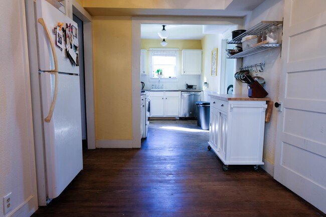 Building Photo - 1910 Haskell St