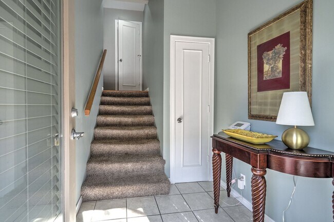 Building Photo - Beautiful 2+ Bedroom, 4 Level Townhome Wit...