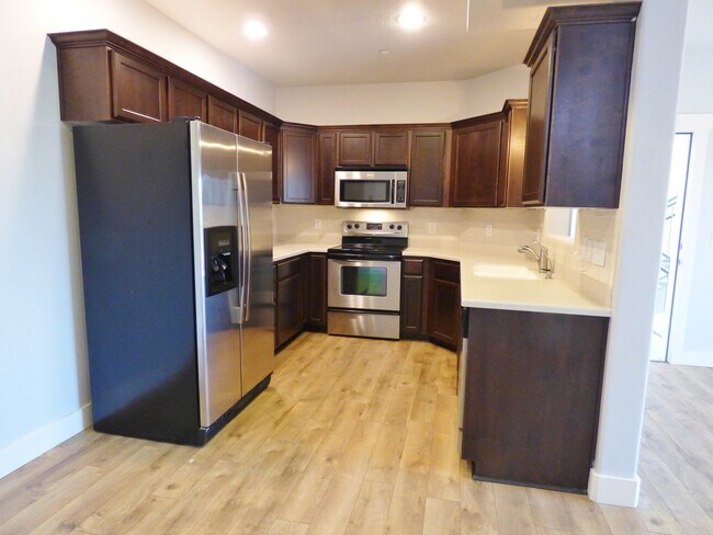 Building Photo - 3 Bd 2 Ba Condo 2 Car Garage