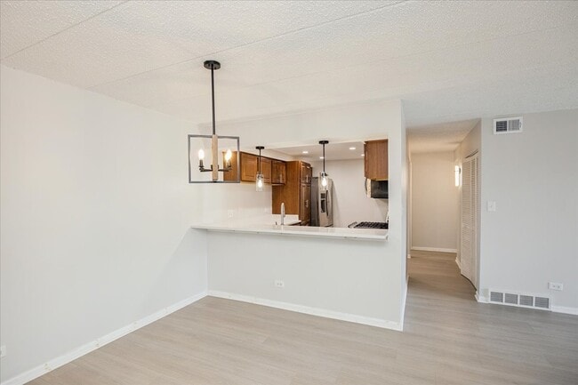 Building Photo - 13620 Lamon Ave