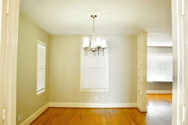 Building Photo - 1002 Waltway Dr