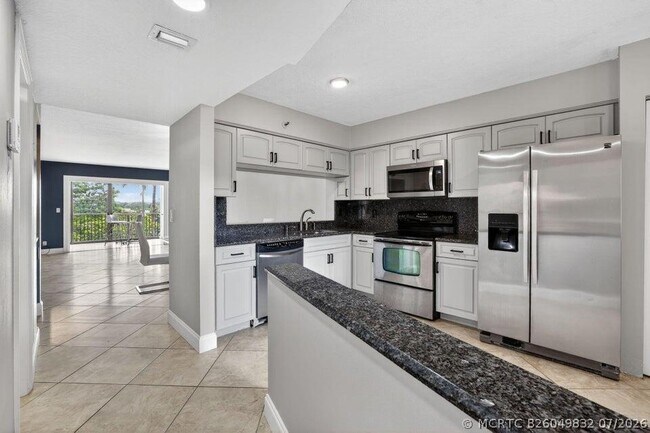 Building Photo - 2206 S Cypress Bend Dr