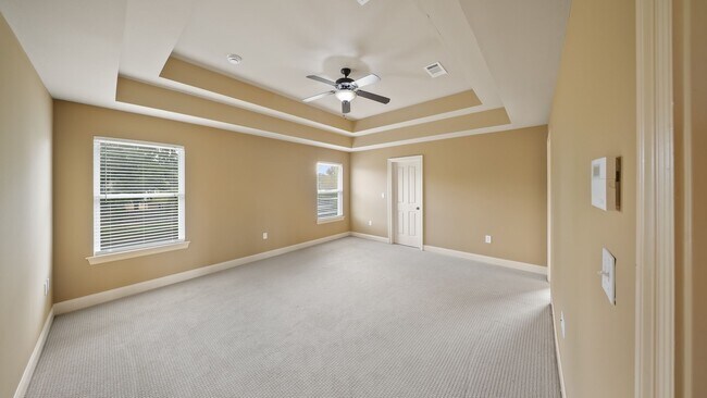Building Photo - 3 Bedroom home with a Bonus area! Sits on ...