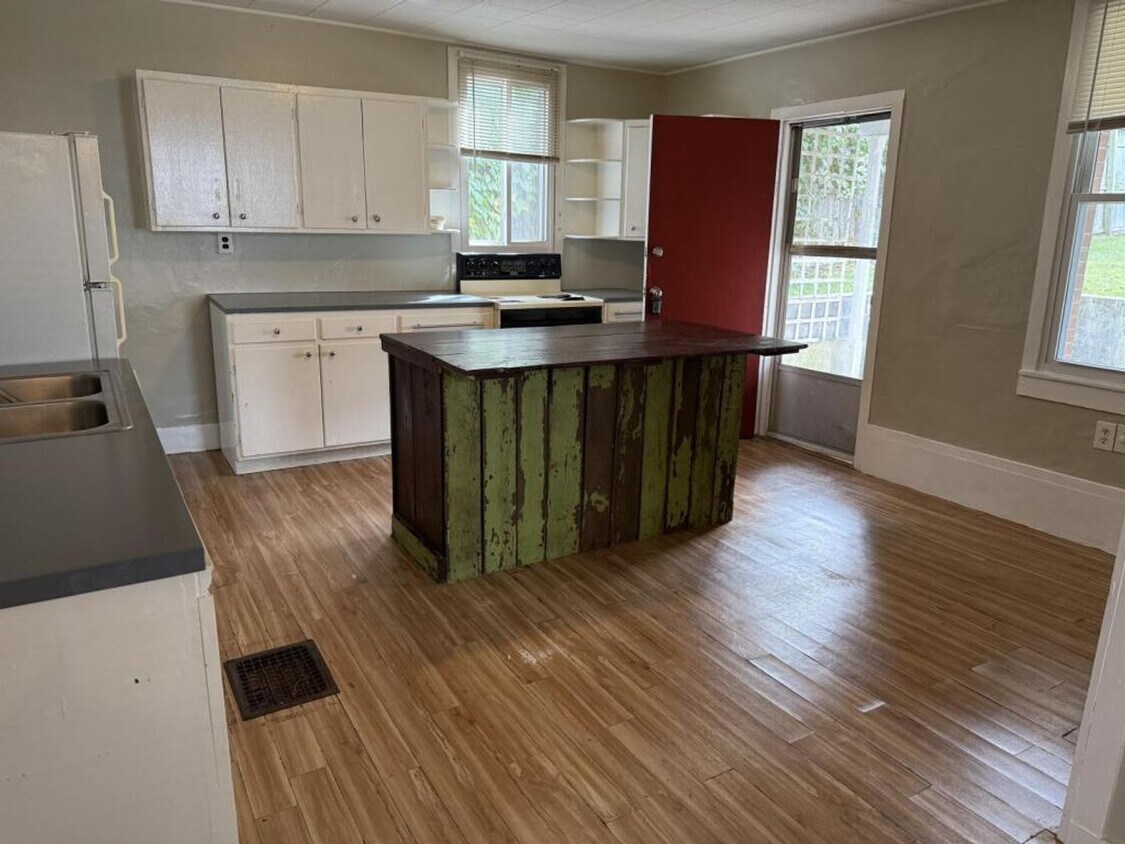 Primary Photo - 3 Bedroom in Newport, PA!