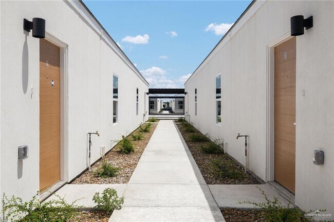 Foto del edificio - 2705 Woodpecker Rd