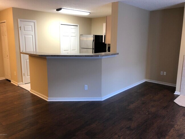 Building Photo - 13715 Richmond Park Dr N