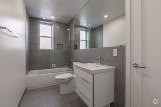 Building Photo - 5530 Chem. de la Côte St Luc
