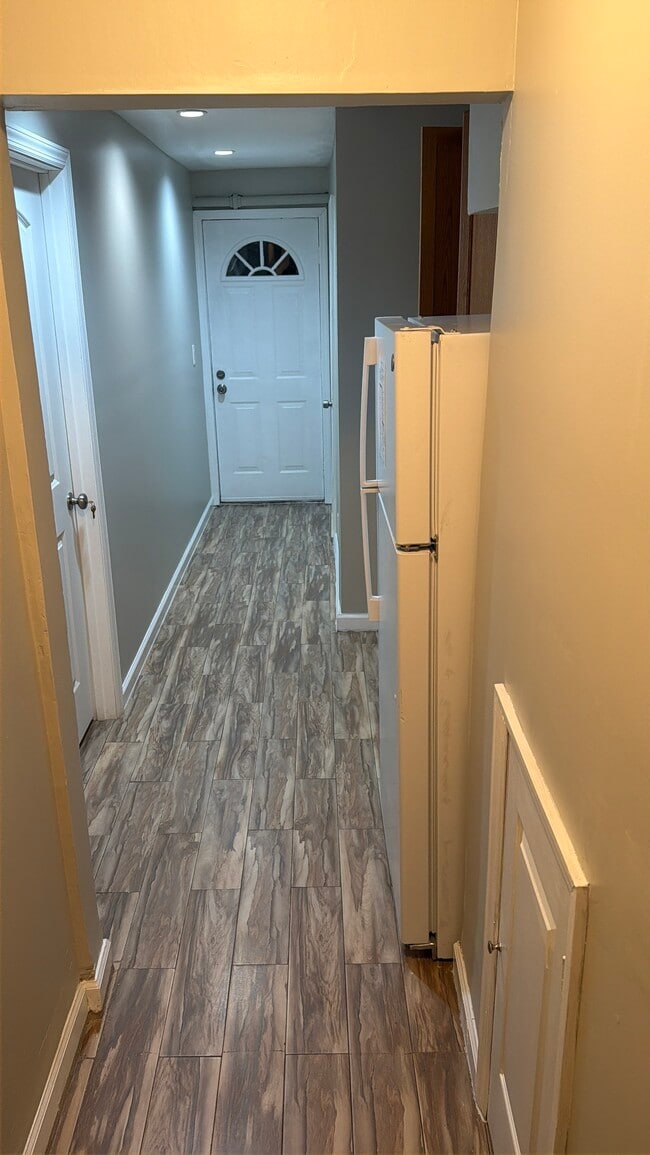 Building Photo - 805 E 52nd St