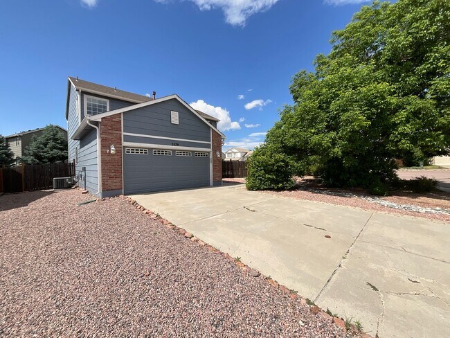 Foto del edificio - 4 Bedroom Home Available Near Peterson Rd & Constitution Ave!