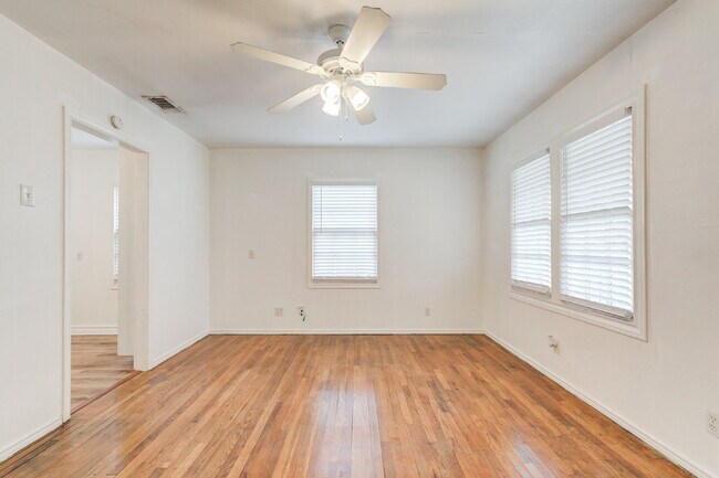 Foto del edificio - Spring/Summer Pre-lease 2026 - Updated Two Bedroom with Large Backyard.