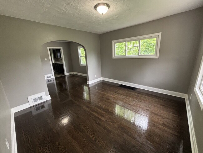Building Photo - Ranch Style Home in Gary!