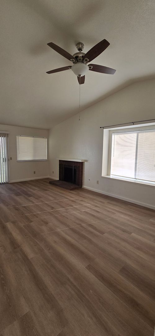 Foto del edificio - Cooley Ranch Home with NEW Paint NEW flooring