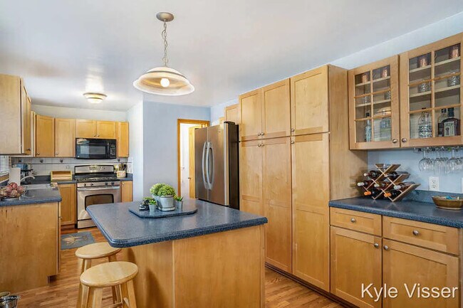 Kitchen - 1855 Millbrook St SE