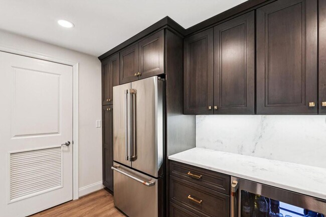 Foto del edificio - Georgetown Style with Garage PARKING