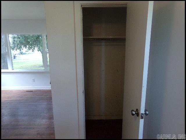 Foto del edificio - 129 Saunders Dr