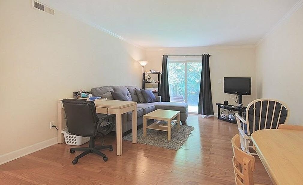 Sala de estar - 1513 E Franklin St