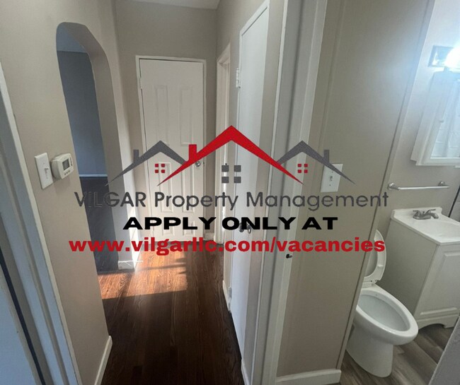 Building Photo - 2 spacious bedrooms, 1 high end bathroom h...