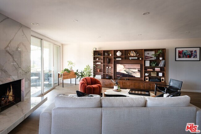 Foto del edificio - 8401 Fountain Ave