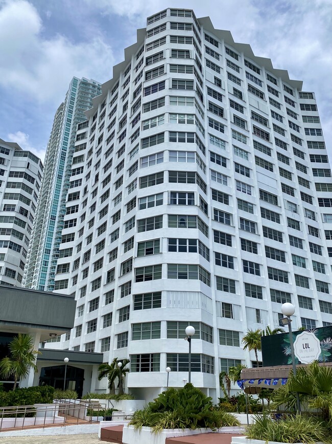 Foto del edificio - 999 Brickell Bay Dr
