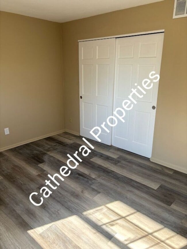 Building Photo - 2 Bedroom Apartment