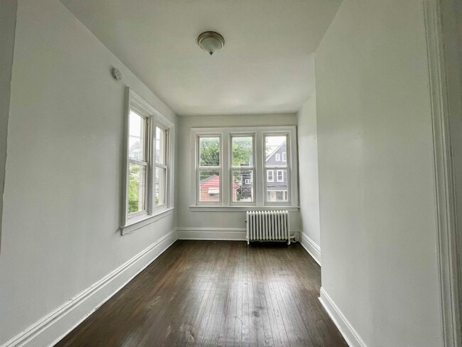 Building Photo - 552 Garfield Ave