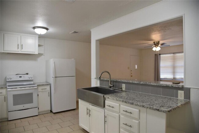 Building Photo - 3 Bedroom, 1 bath in Decatur TX